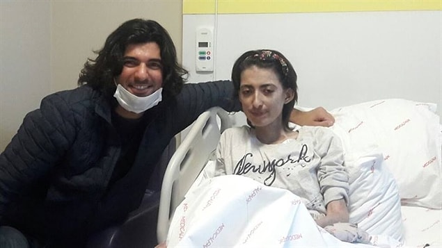 #16 Engin Akyürek de kendisiyle tanışma hayalini kuran hasta hayranını hastane odasında ziyaret ediyor.