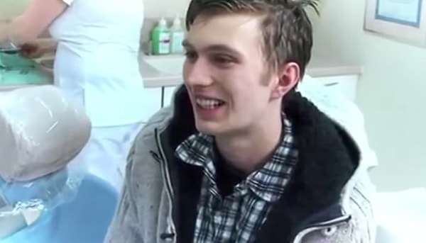 8. После окончания работы над зубами Джея, которая, кстати, заняла 5 месяцев, его новая улыбка выглядит вот так. Совсем другой человек, правда?