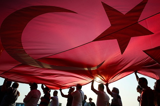İngiliz BBC kanalı haberin manşetinde "Türkiye'de darbe girişiminin yıldönümünde Erdoğan ülkeyi savunanları selamladı" ifadelerine yer verdi.