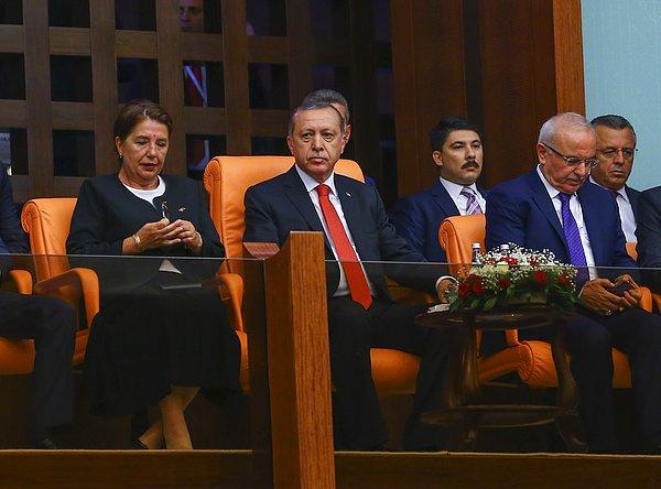 Reuters haber ajansı, TBMM'de düzenlenen '15 Temmuz Demokrasi ve Milli Birlik Günü' özel oturumunda Cumhurbaşkanı Tayyip Erdoğan ve muhalefet partisi üyelerinin bir araya geldiğini yazdı.
