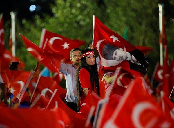 Wall Street Journal gazetesi 'Uzlaşmazlıklar sürerken Türkiye darbe girişiminin yıldönümünü kutluyor' manşetini attı.