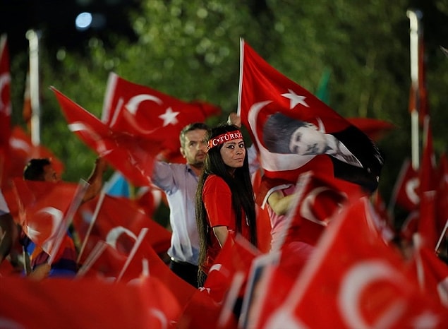 Wall Street Journal gazetesi 'Uzlaşmazlıklar sürerken Türkiye darbe girişiminin yıldönümünü kutluyor' manşetini attı.