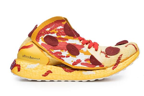Çoğu sanatçının ilhamını yiyeceklerden aldığı koleksiyonda en dikkat çeken ise pizza ayakkabı oldu.