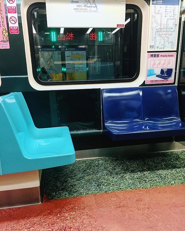 MRT dedikleri metro sisteminde bütün zeminler çeşitli sporların oyun alanlarına dönüştürüldü.