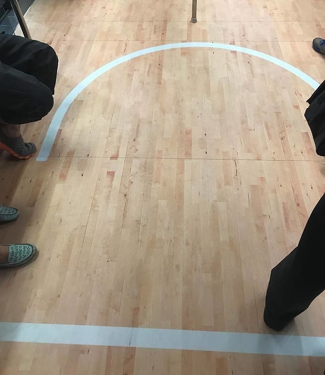 Kimi vagonlarda basketbol sahası vardı.