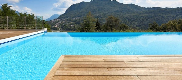 13. В течение жизни человек выделяет достаточно слюны, чтобы заполнить 4 бассейна.