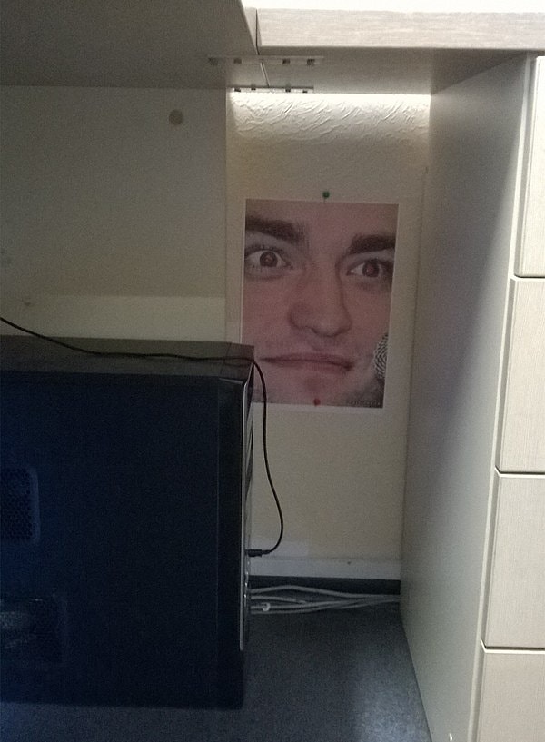 3. Будьте осторожны, заглядывая под стол...