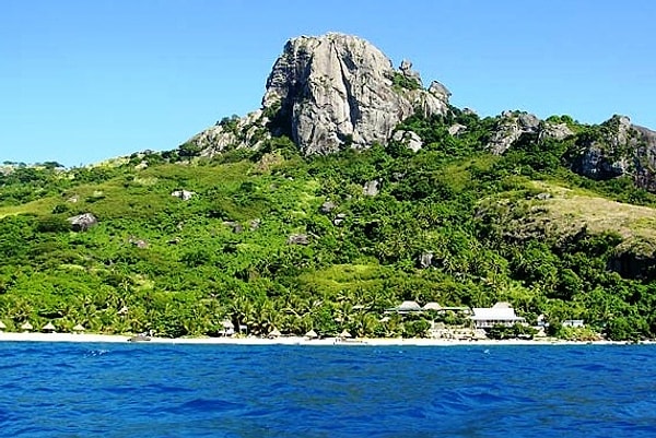 3. Виоле пришла в голову идея построить отель на берегу моря, и она начала поиски подходящего места.