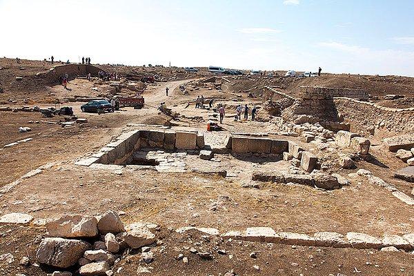 Antik kentin 65 hektarı Türkiye tarafında 35 hektarı Suriye tarafında