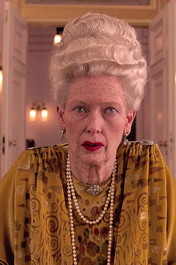 1. Тильда Суинтон - мадам Д. в "Отеле «Гранд Будапешт»"