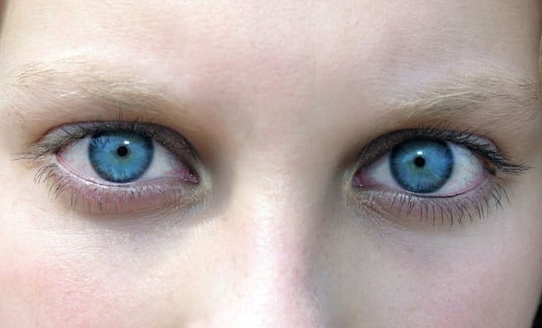 1. Ваши брови далеки от идеальных, и вам никогда не делали комплиментов на тему бровей