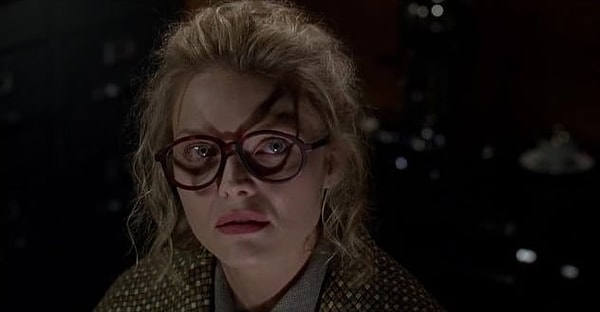 7. В фильме "Бэтмен возвращается" 1992 года тень от очков Селины Кайл подсказывает зрителю, что ей суждено стать Женщиной-кошкой