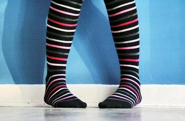 11. Kışın çorap giyilmezse bacaklarının küçüleceğine inanırlar.