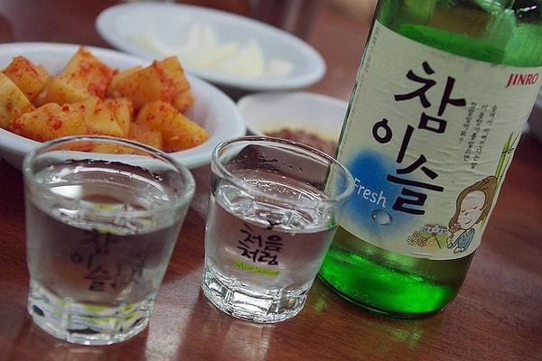 12. Eğer biriyle Soju (Kore'nin geleneksel içkisi) içiyorsanız birbirinizin içkilerini karşılıklı olarak doldurmanız gerekir.