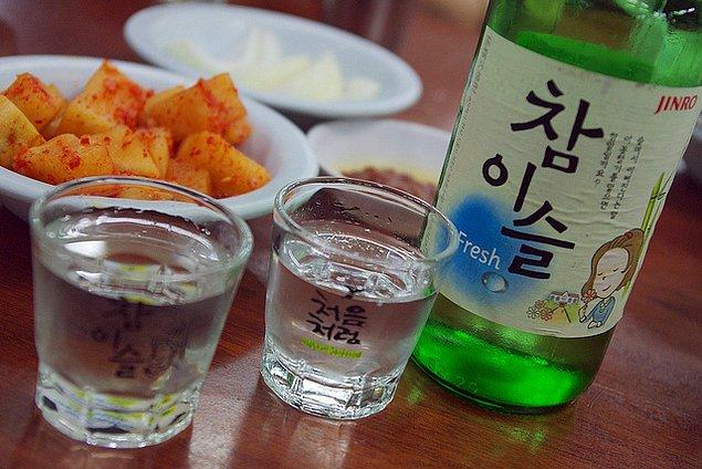 12. Eğer biriyle Soju (Kore'nin geleneksel içkisi) içiyorsanız birbirinizin içkilerini karşılıklı olarak doldurmanız gerekir.