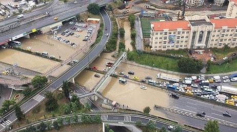 Sanki Gök Delindi: İstanbul Şiddetli Yağmura Teslim, Araçlar Yollarda Mahsur Kaldı ☔️