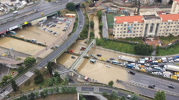 Sanki Gök Delindi: İstanbul Şiddetli Yağmura Teslim, Araçlar Yollarda Mahsur Kaldı ☔️