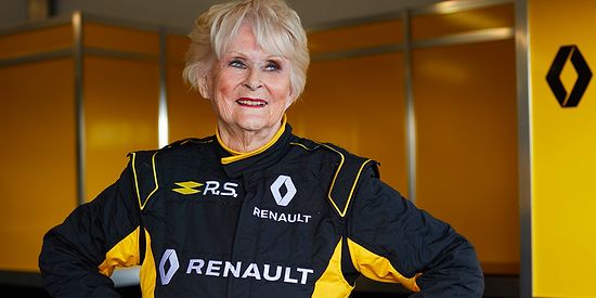 Renault, 40. Yıl Şerefine F1 Aracının Direksiyonunu 79 Yaşındaki Eski Pilota Emanet Etti!