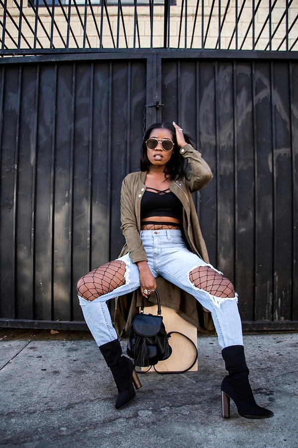 14. Колготки в сеточку, надетые под рваные джинсы