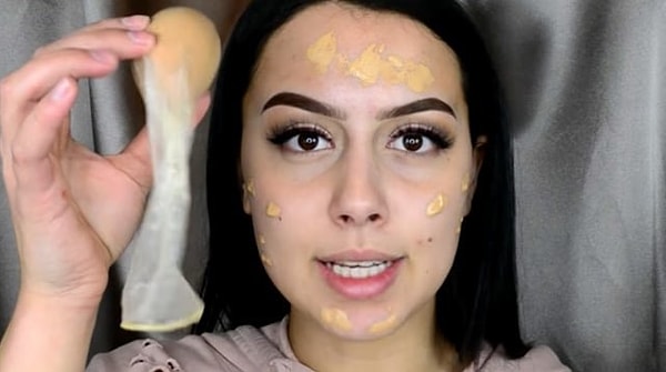 5. Нанесение тональной основы странными предметами