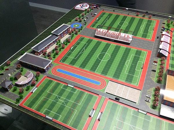 Bu tesislerde yer alan onlarca saha, FIFA sertifikalı çimlerle döşendi. Türkiye'de birçok kulüpte olmayan kalitede çimlere Altınordu sahip.