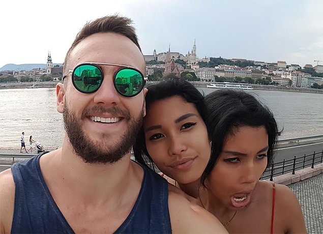 3. Geniş açılı selfie çekerken hapşıran kadın:
