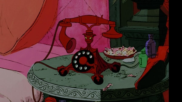 1. Начнем наш сложный, но такой увлекательный тест. Откуда этот телефон?