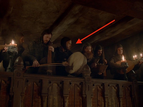 3. Член группы Coldplay присутствовал на Красной свадьбе в 3 сезоне