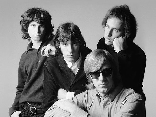 8. И напоследок: какая знаменитая группа изображена на фото?