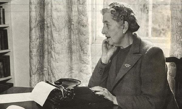 Bundan sonra kendini tamamen yazmaya adayan Agatha 1928'de boşanarak ilk evliliğini sona erdirdi.