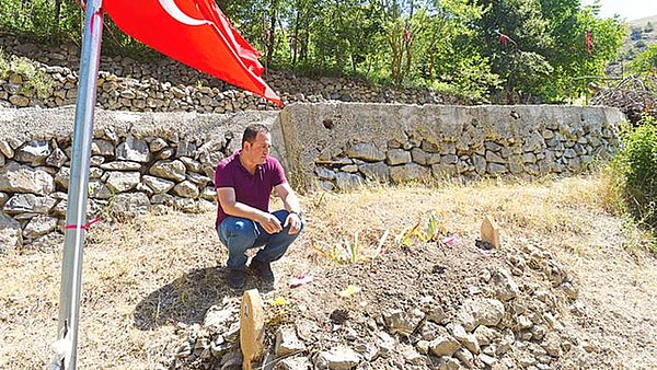 Yılmaz iyi bir eğitimci ve müzisyen olmasının yanında bilime de meraklı aydın bir öğretmendi.