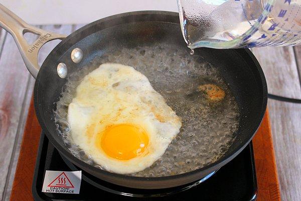 11. Eğer istiyorsanız yağ yerine su koyarak harika yumurtalar pişirebilirsiniz.