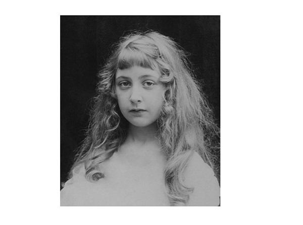 Agatha 15 Eylül 1890'da İngiltere'nin Güney Batısında Torquay'da orta halli bir ailenin çocuğu olarak dünyaya geldi.