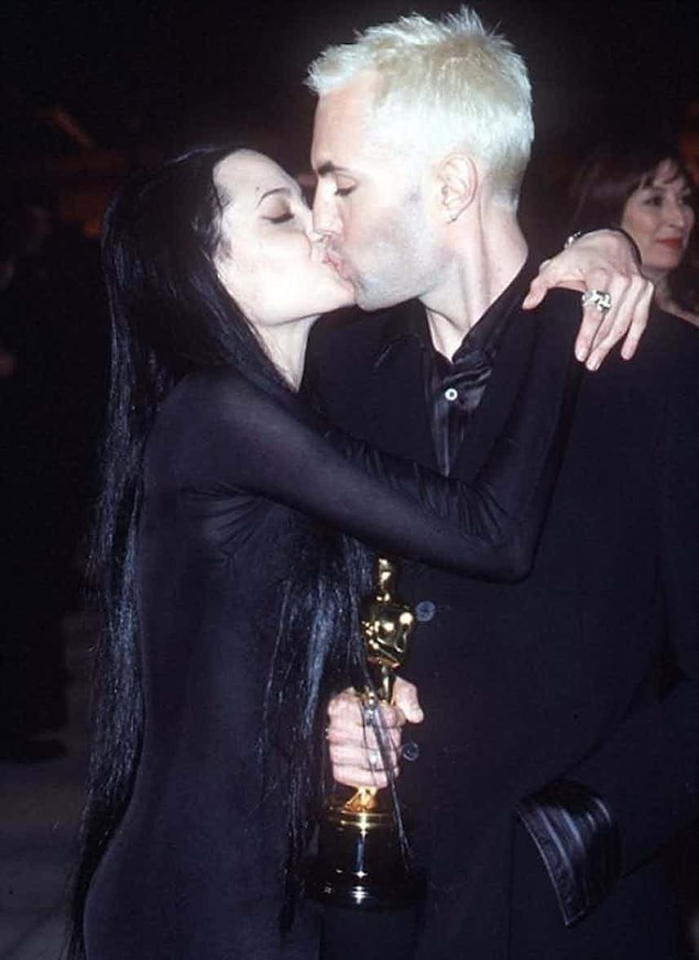 9. İlk olarak tuhaf aile ilişkileri denilince ilk akla gelen isimlerden biriyle başlayalım: Angelina Jolie ve yerli yersiz her yerde dudak dudağa öpüştüğü erkek kardeşi James Haven!