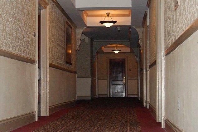 16. Birçok hayalet avcısı ise 401 numaralı odanın, aslında otelin 'en perili' odası ve misafirlerin eşyalarının yerini değiştiren, hatta çalan hırsız hayaletin evi olduğunu söylüyor.