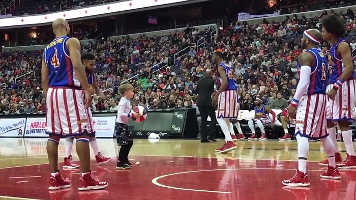 Ne Güzel İnsanlar Var! Harlem Globetrotters, Bir Çocuğu Sahaya Çıkararak Muhteşem Bir Atmosfer Yarattı