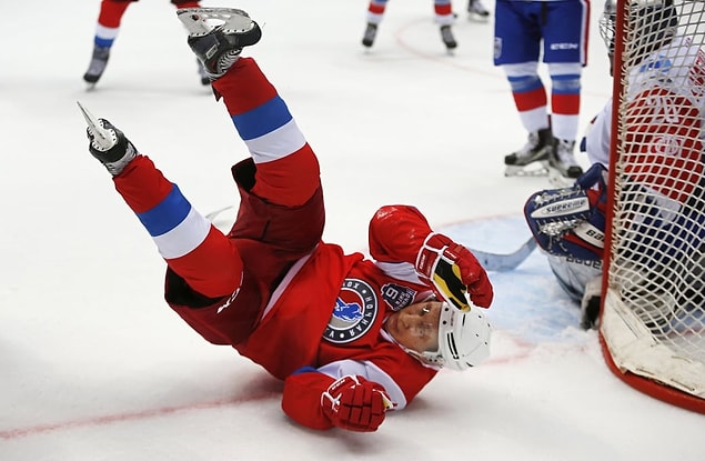 5. Sochi Olimpiyat arenada Gece Ligi takımları maçında hokey becerilerini göstermek istemişti, Mayıs 2010.
