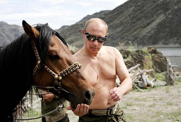 6. Güney Siberya'nın Kyzyl köyündeki tatili sırasında Putin yine hayvanlarla haşır neşir, Ağustos 2009.