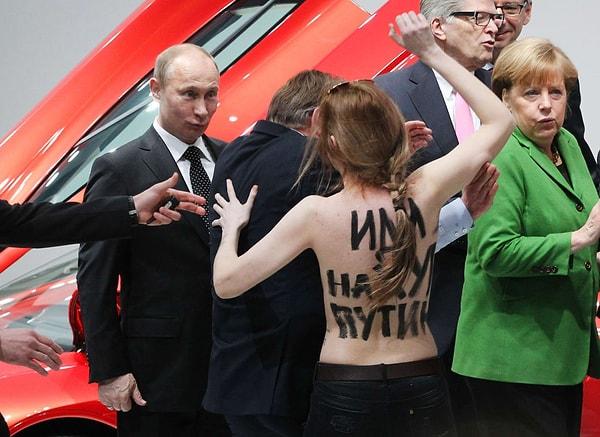 10. Hamburg'da bir endüstriyel sergiyi ziyaret eden Putin ve Angela Merkel Femen üyesinin protestosu ile karşı karşıya, 8 Nisan 2013.