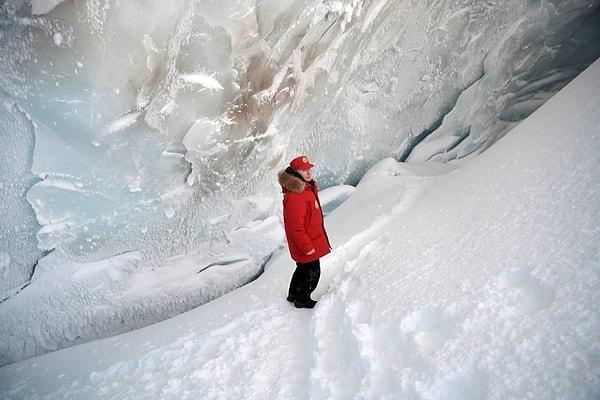 12. Franz Josef Land takımadasında bulunan bir buzul mağarasını ziyareti sırasında, 29 Mart 2017.