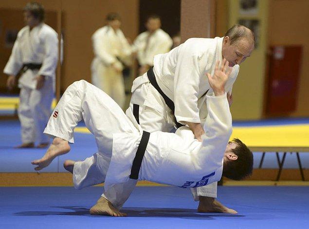 15. Siyah kemerli judocu Putin Rus judo takımı ile antrenmanda!