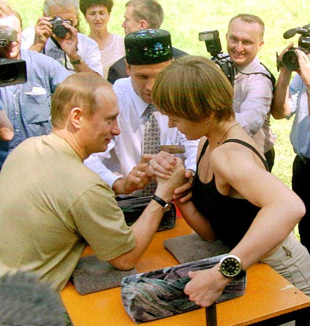 17. Tataristan bölgesinin Kazan şehrinde yaz ortasında düzenlenen festivallere katılan Putin, bir kadınla bilek güreşine tutuşmuş, 25 Haziran 2000.