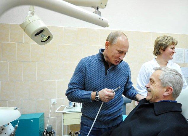 21. Belgorod valisiyle, bölgenin hastanesine yaptığı ziyaret sırasında dişçi şakası yapmayı ihmal etmiyor, Kasım 2011.