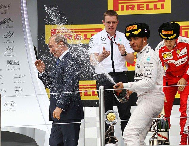 25. Formula 1 Rusya Grand Prix'de şampanyadan kaçarken. Ekim 2015.