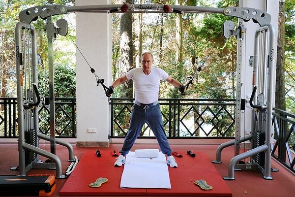 26. Sochi'de bulunan Bocharov Ruchei devlet sarayında sporunu yapmayı asla ihmal etmiyor.