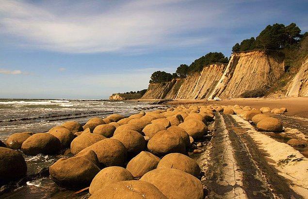 Çeşitli doğal sebeplerden dolayı sertlerşmiş dairesel kumtaşı topları plaj boyunca görülebiliyor.
