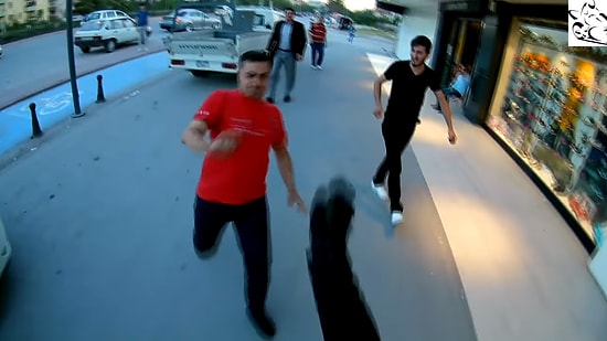 Motorlu Adamın Kendisine 'Bisiklet Yolunda Git' Diyen Elemanlarla Karıştığı Efsane Kavga