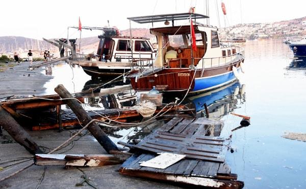 Gümbet ve Kumbahçe sahilinde denizin yükselmesi ve ardından çekilmesiyle birlikte dolgu alanında demirleyen tekneler parçalandı.