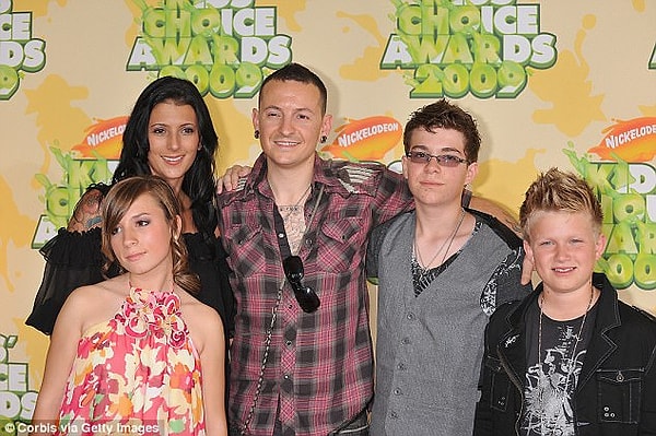 8. У певца были проблемы с алкоголем и наркотиками. Он был женат и имел шестерых детей от двух женщин.