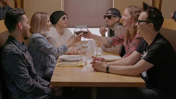 10. Группа Linkin Park совершала тур со своим новым альбомом One More Light. На следующей неделе у них был запланирован совместный концерт с Blink 182 в Нью-Йорке.